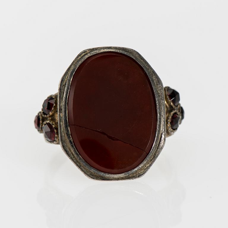 RING, förgyllt silver, karneol, granatimitationer. Fredrik Tiander, Lovisa 1864. Vikt ca 7,0 g.