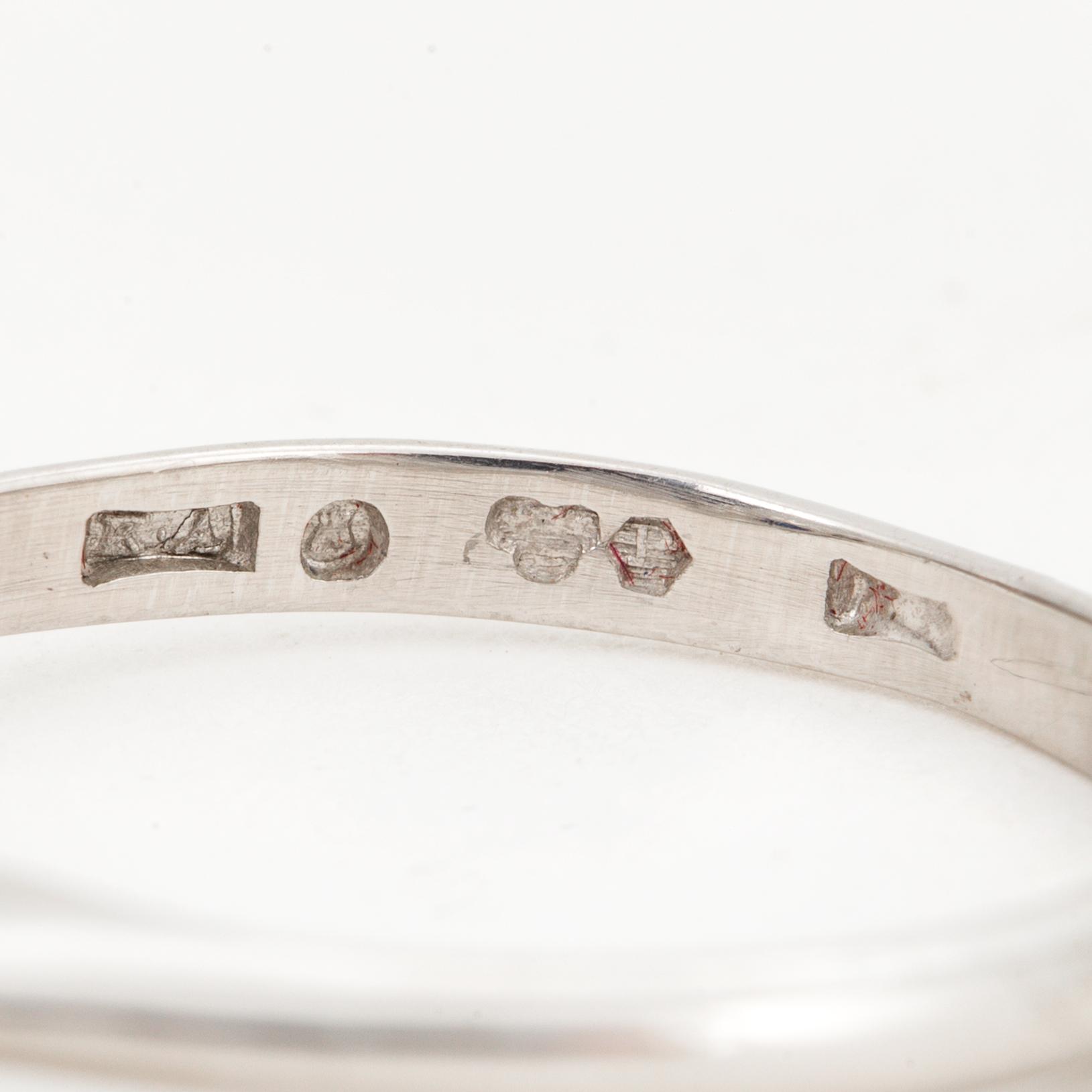 RING, platina, med gammalslipade diamanter och fasettslipad safir ca 0.55 ct.