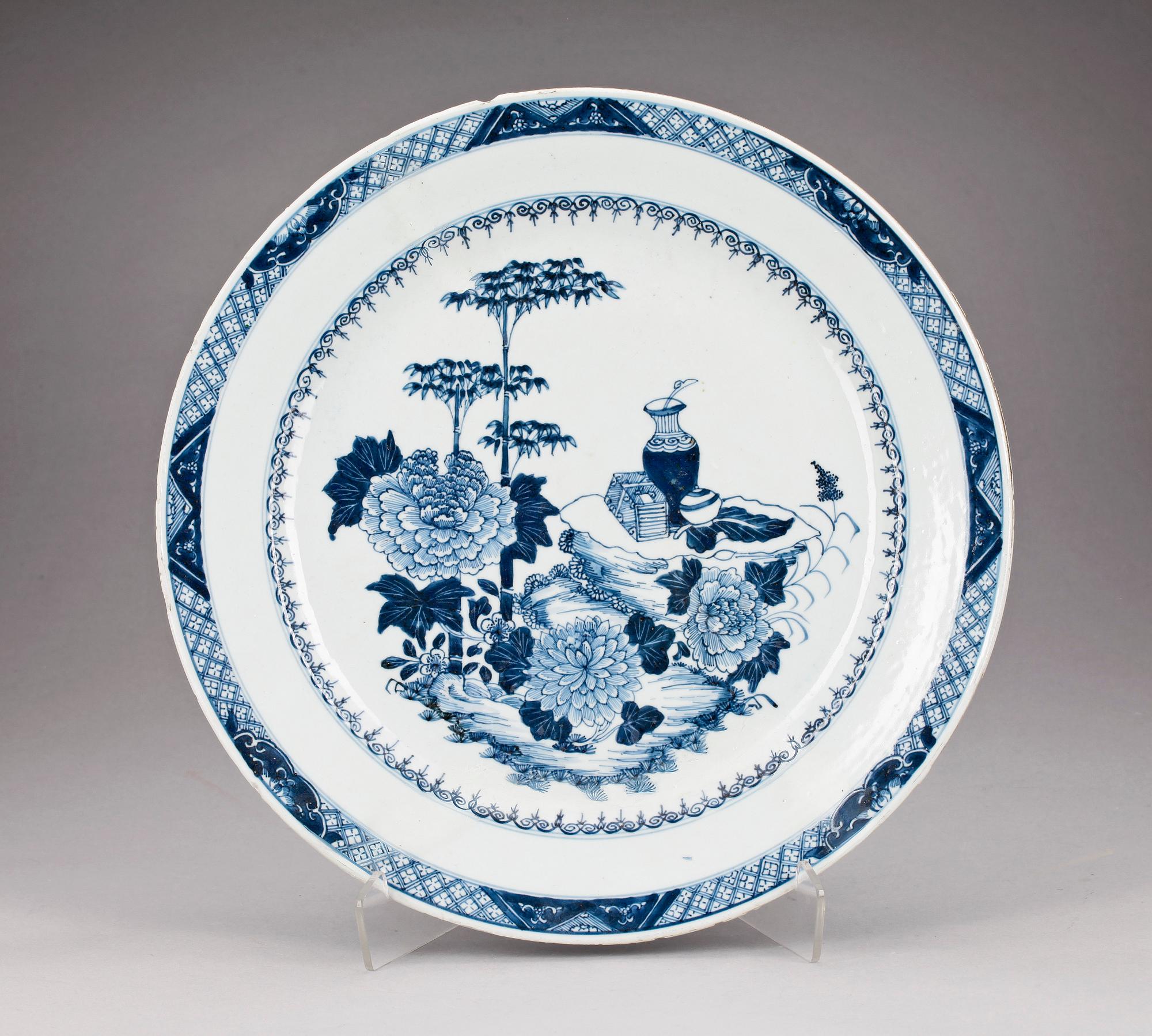 FAT, två stycken, kompaniporslin. Qing dynastin, Qianlong (1736-95).