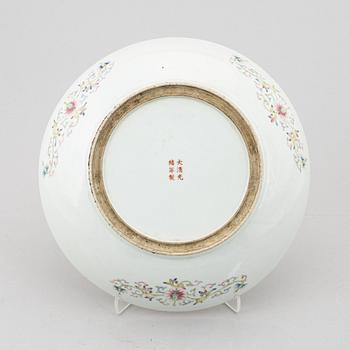 A large Chinese porcelain enamelled dish, late Qing dynsaty / Republic.