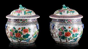 KRUKOR MED LOCK, ett par, porslin, Kina, 1900-tal.