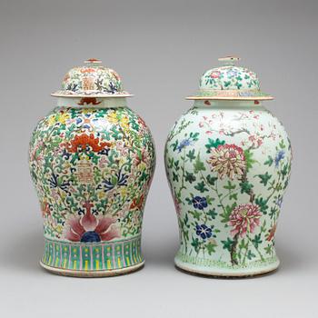 Two large famille rose vases with covers, Qing dynasty, circa 1900.