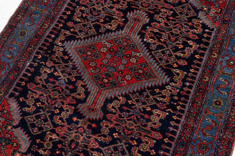 Matta, antik Hamadan, nordvästra Persien, ca 190 x 132 cm.