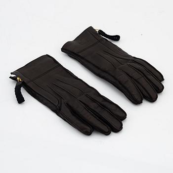 Gucci, a pair of dark brown leather gloves, size 6 1/2.