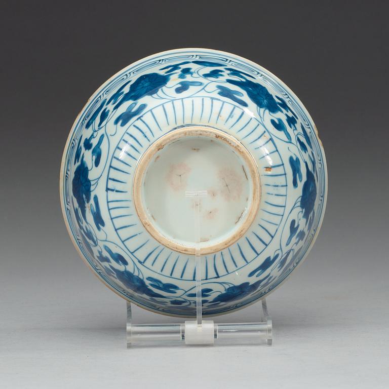 A blue and white bowl, 17th Century.