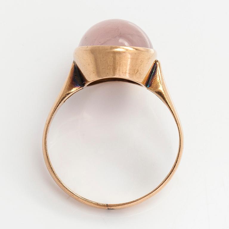 Ring, 14K guld med en cabochon slipad rosenkvarts, Korutuote Oy,  1958.