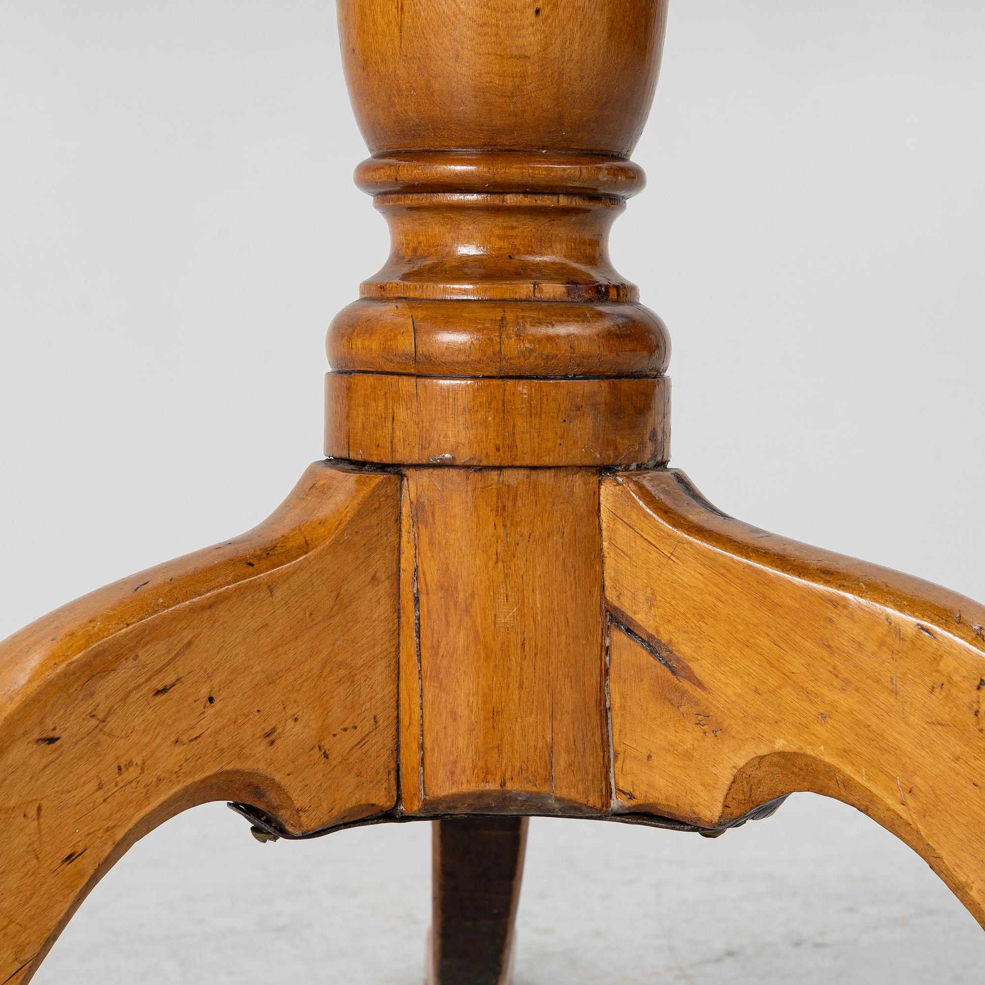 An alder root veneered tilt-table, Sweden, around 1800.
