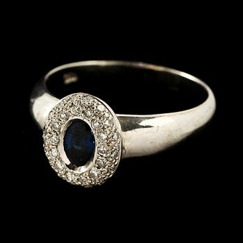 RING, 18k vitguld med fasettslipad blå safir samt små briljantslipade diamanter tot 0.34 ct. Engelbert. Vikt 7 g.