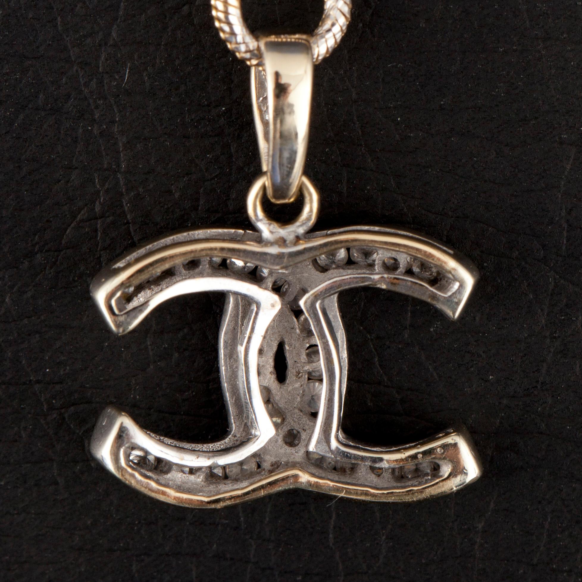HÄNGSMYCKE, guld 14K, 33 små diamanter. I form av Chanel logo. Vikt 5,9 g.