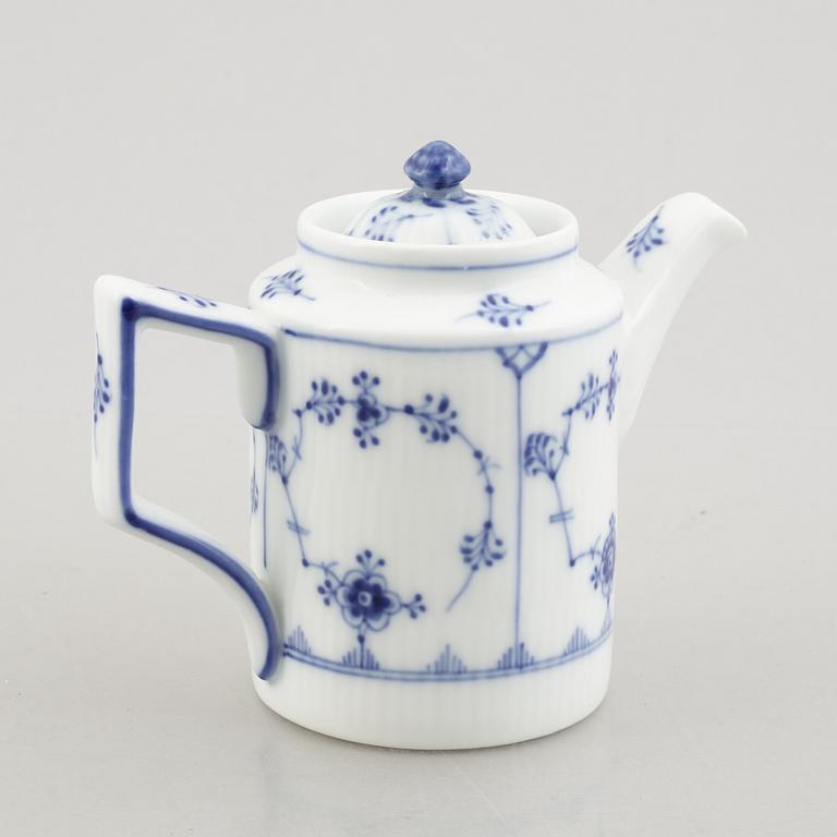 A "Blue fluted" / "Musselmalet" Coffee pot, ROyal Copenhagen, empire style, model 2065, 1898-1923.