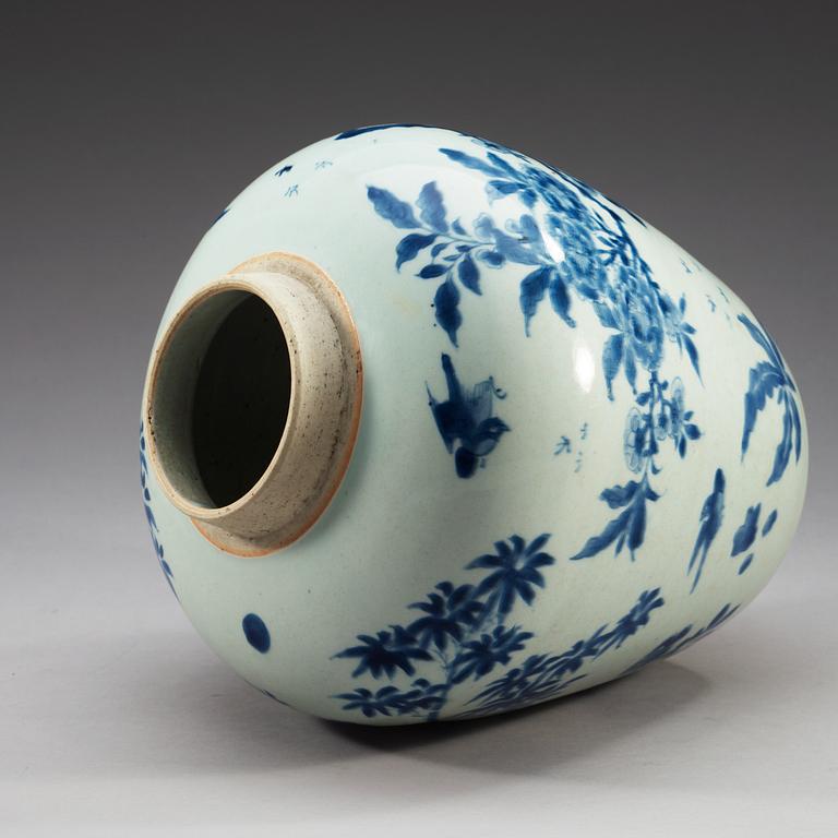 A blue and white Transitional jar, 17th Century.