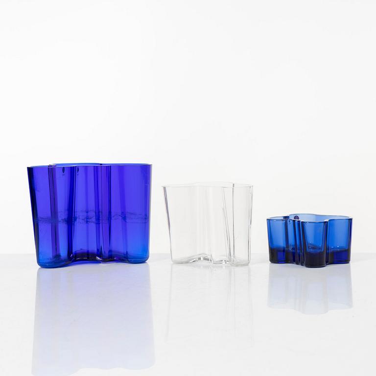 Alvar Aalto, a 'Savoy' candle holder and two vases, Iittala, Finland.