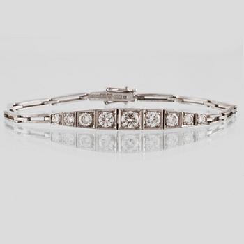 ARMLÄNK, vitguld med 9 briljantslipade diamanter, ca 0.99 ct,  Gustav Dahlgren & Co, Malmö, 1955. Vikt 9,8 gram.
