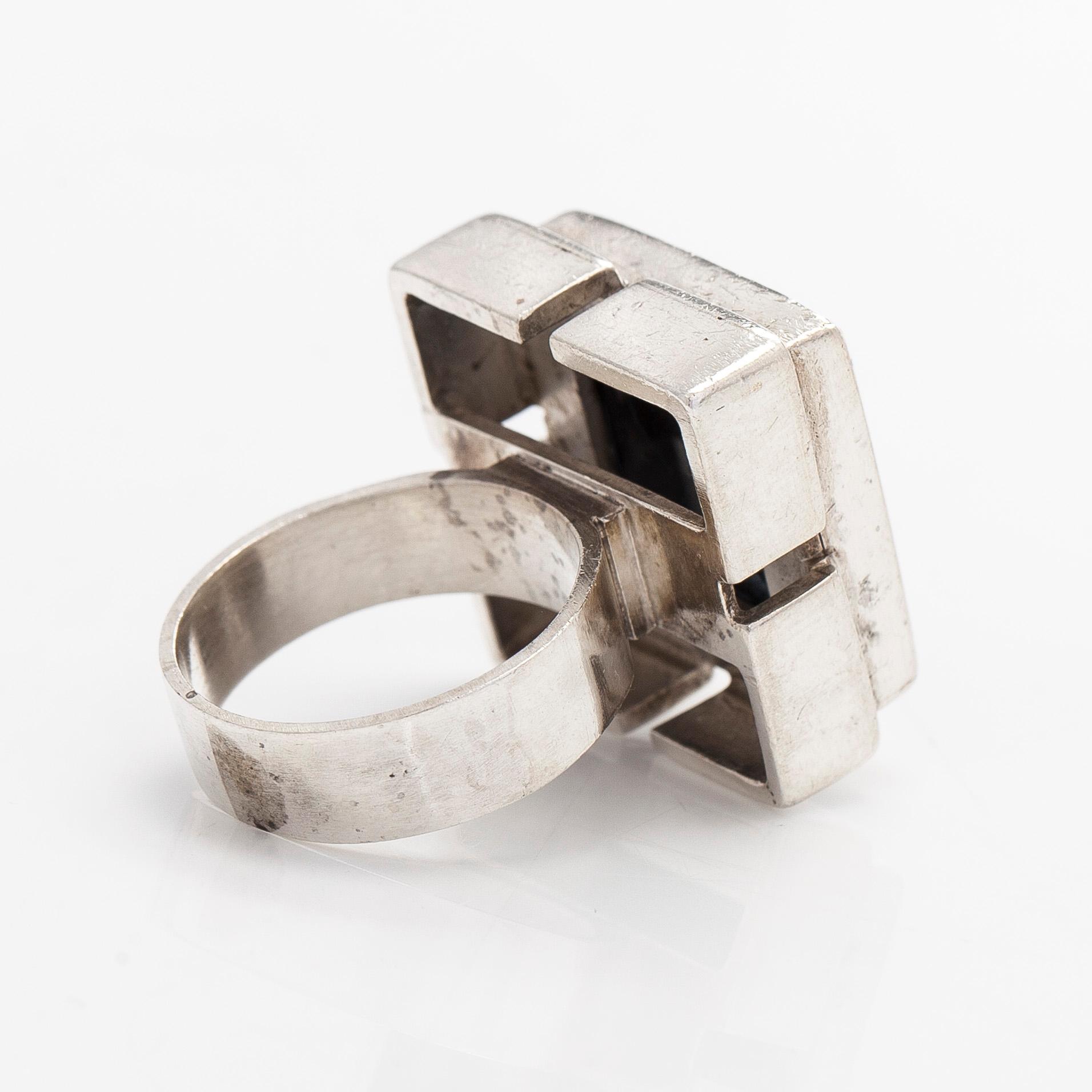 Helge Narsakka, sormus, hopeaa ja onyksi, Lahti 1963.