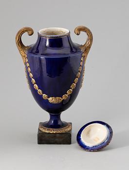 POTPOURRIURNA med LOCK, flintgods. Marieberg, troligen 1780-tal.