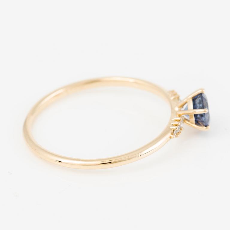 Ring 14K gold with sapphire and brilliant-cut diamonds.