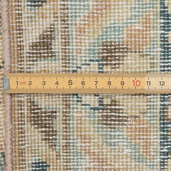 Vintage rug, approx. 380 x 288 cm.