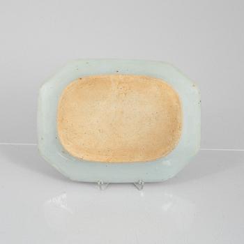 Two Chinese export porcelain chargers, Qing dynasty, Qianlong (1736-95).