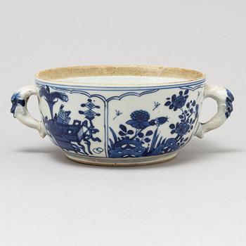 A blue and white ecuelle/bowl, Qing dynasty, Kangxi (1662-1722).