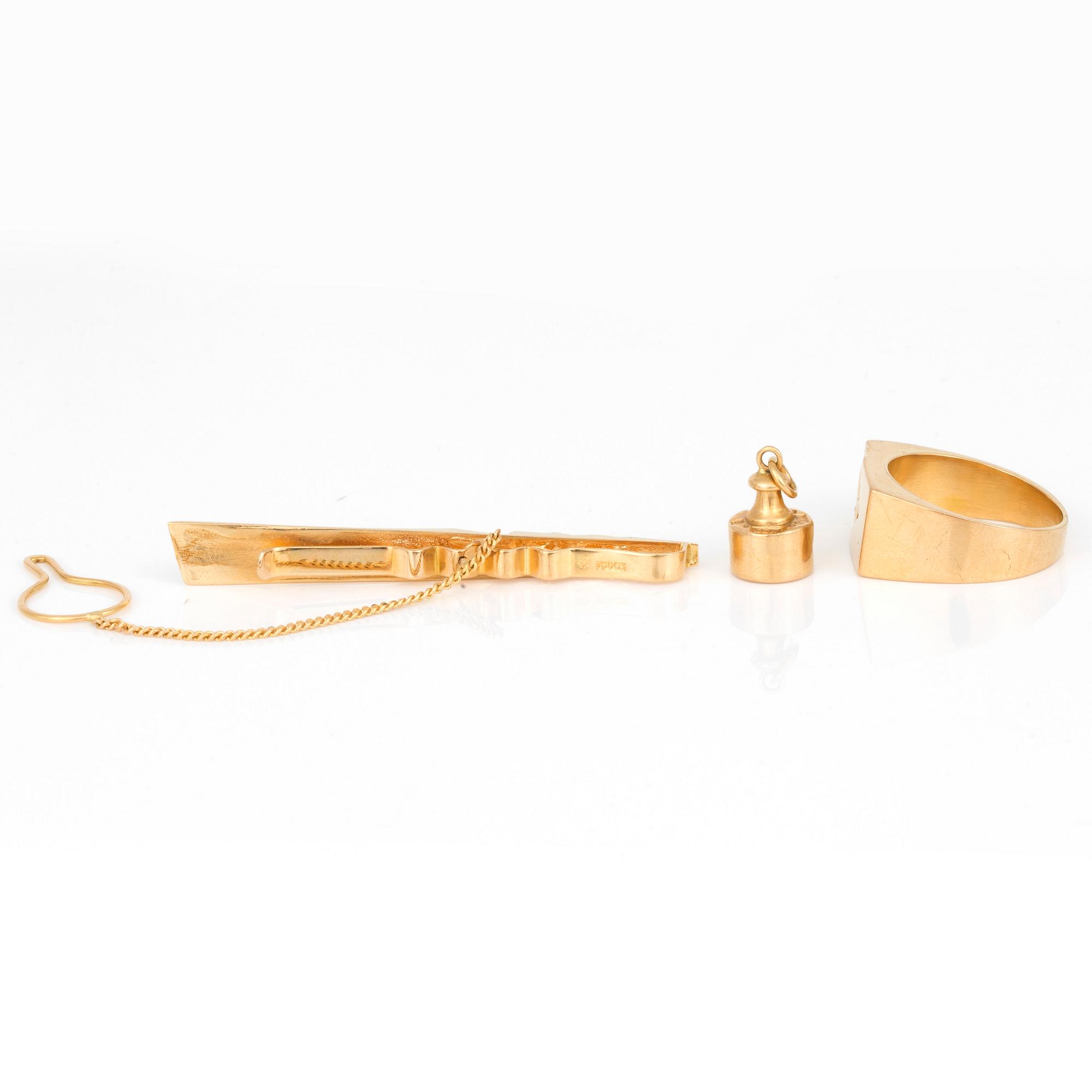 RING, SLIPSKLÄMMA, samt BERLOCK, 18K guld.