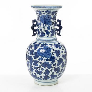 A blue and white Chinese vase, 20th century.