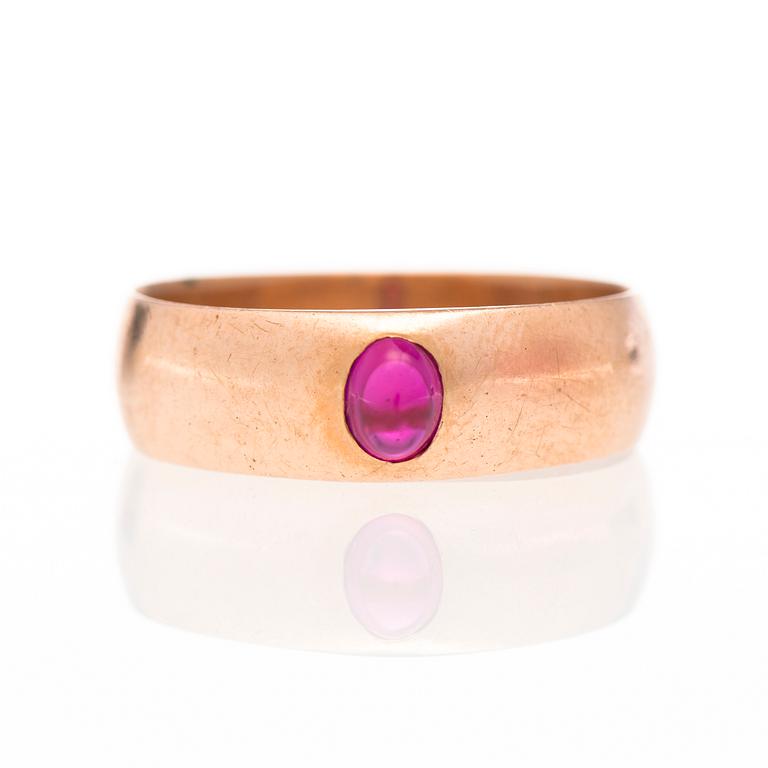 A RING, 14K (56) gold, synthetic ruby.