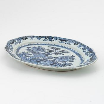 A blue and white serving dish, Qing dynasty, Qianlong (1736-95).