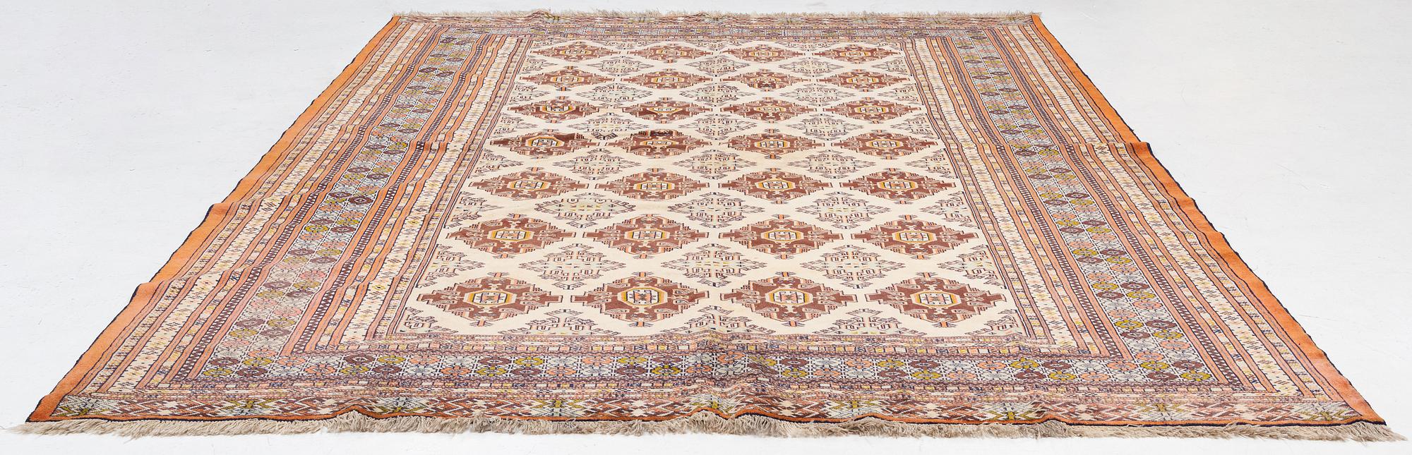 Carpet, Turkmen, approx. 386 x 294 cm.