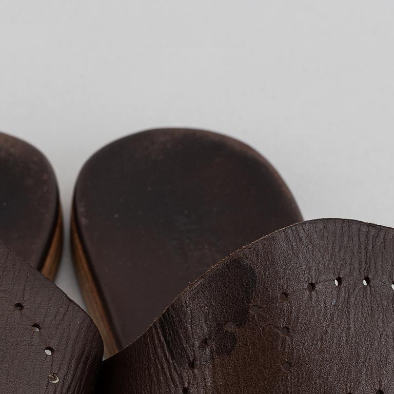 Hermès, a pair of leather sandals, size 39.
