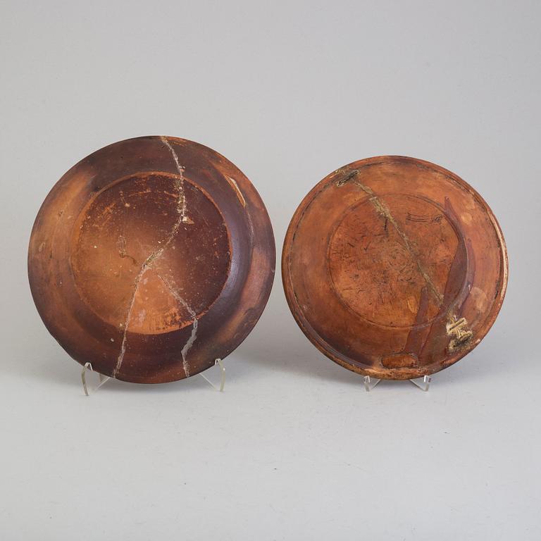 SKÅLAR, 2 st samt FAT, 2 st, lergods, allmoge, Häsingland, 1800-tal.
