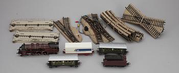 TÅGRÄLS MED LOK OCH VAGNAR, 19 delar, Märklin.