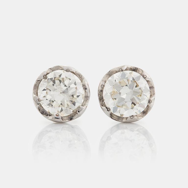Ett par örhängen 18K vitguld med runda briljantslipade diamanter.