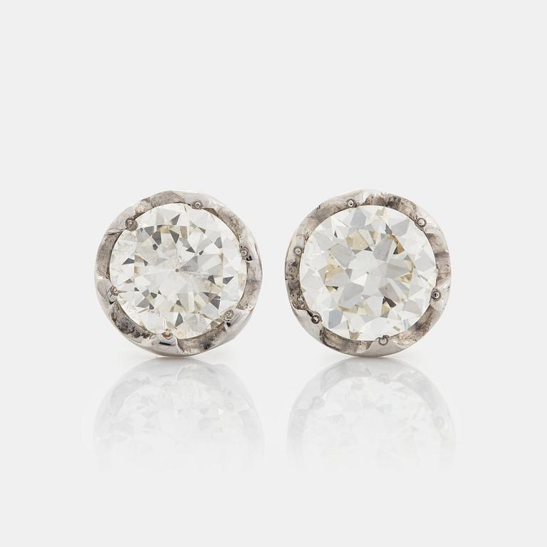 A pair of 18K white gold earrings set with round brilliant-cut diamonds.