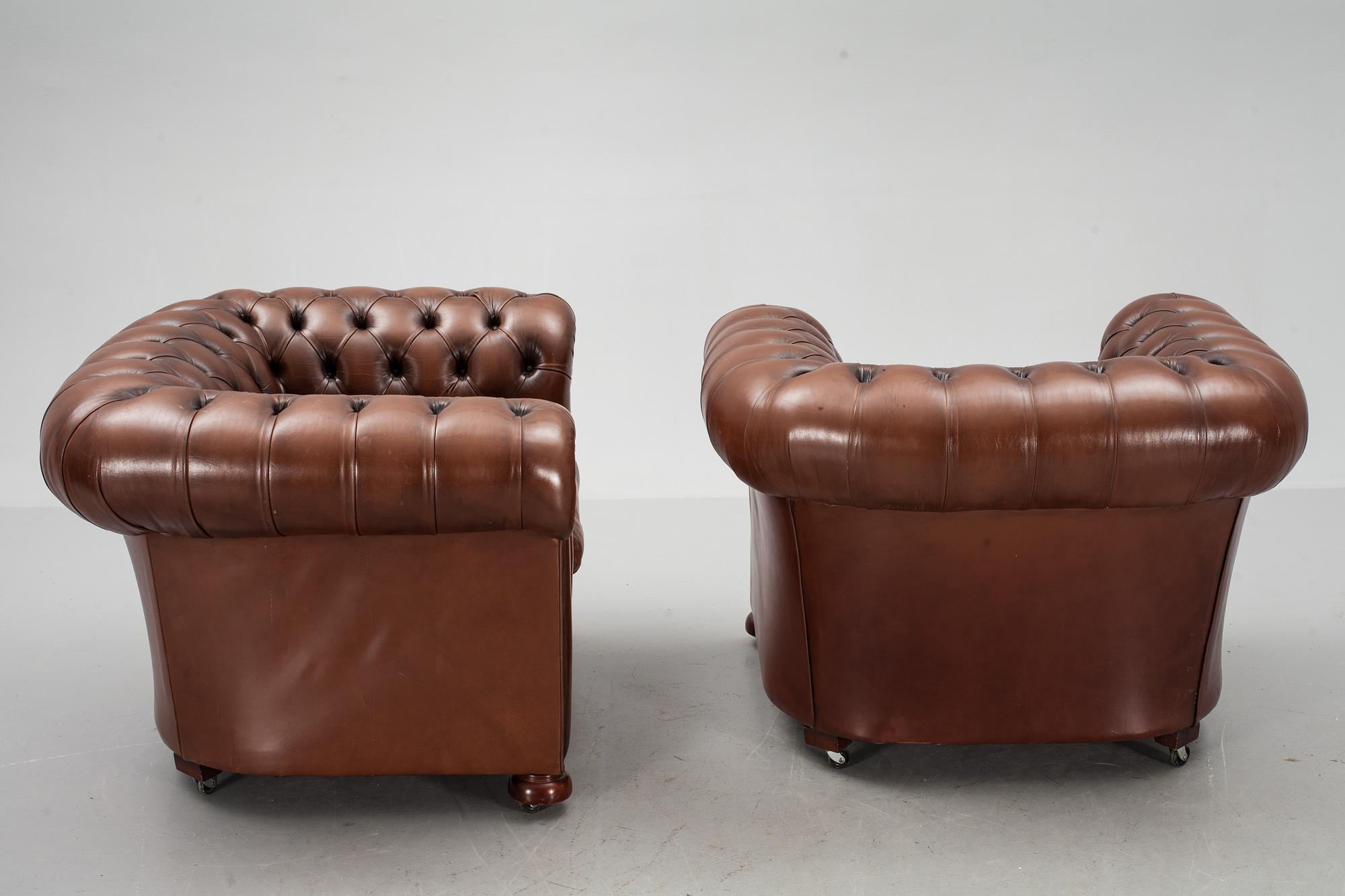 FÅTÖLJER, ett par, Chesterfield-modell 1900-talets andra hälft.