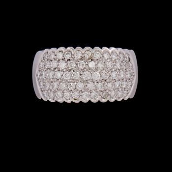 RING, 18k vitguld med briljantslipade diamanter totalt ca 2.00 ct, Alessandria, Italien. Vikt 10 g.