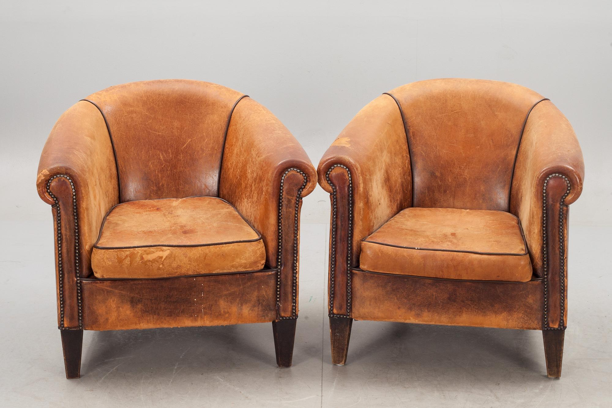 CLUBFÅTÖLJER, ett par, 1900-talets andra hälft.