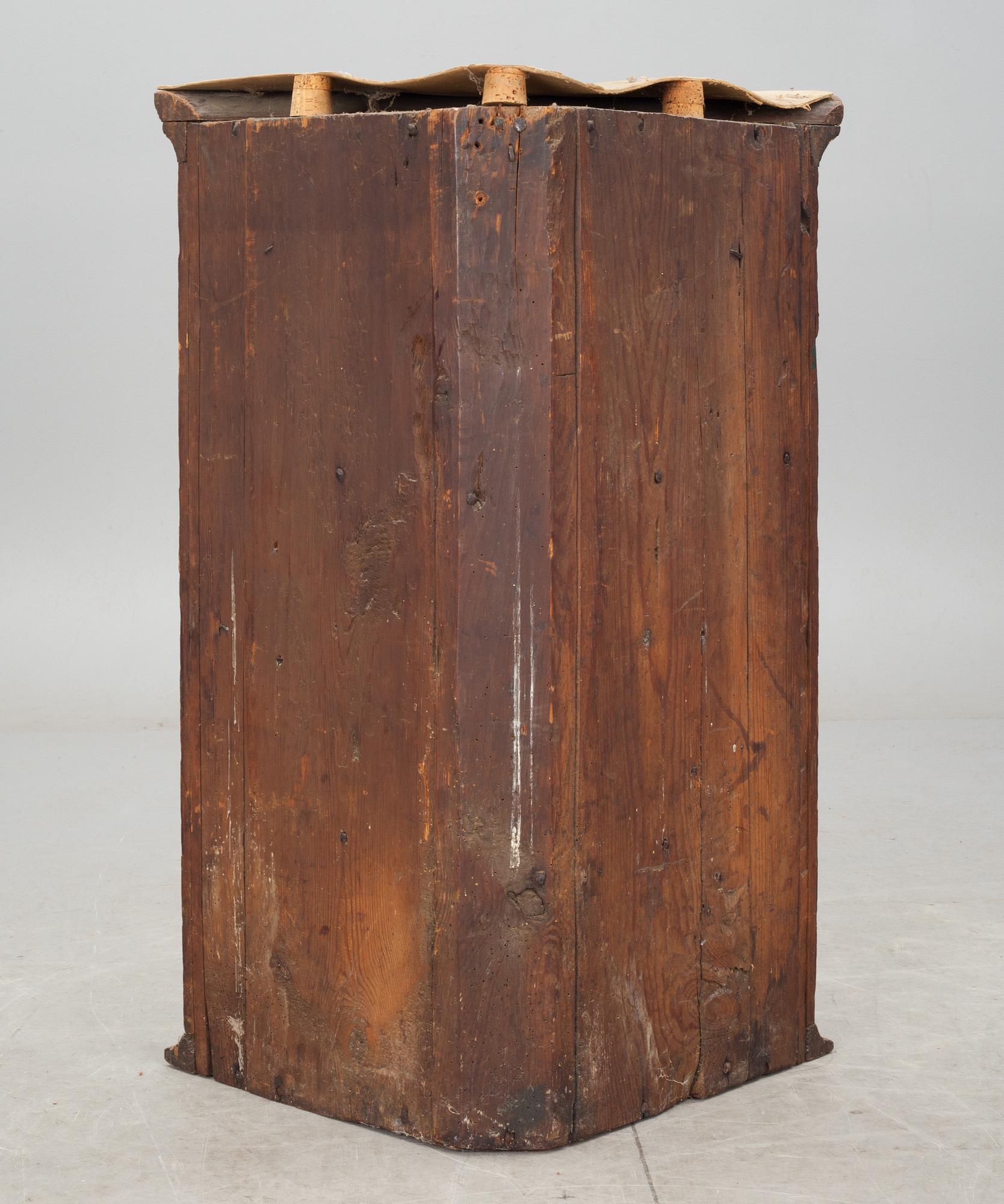 HÖRNHÄNGSKÅP, allmoge, 1800-talets första hälft.
