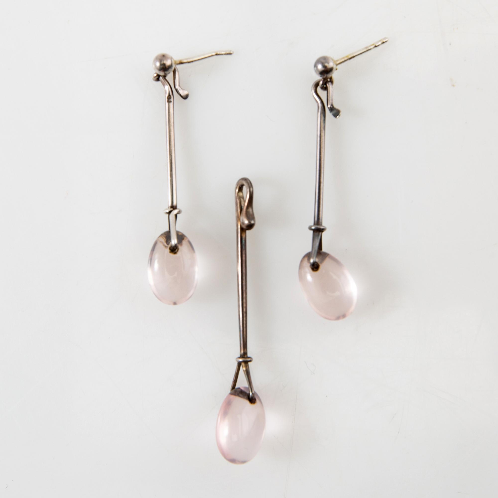Vivianna Torun Bülow-Hübe, örhängen, ett par, samt hänge, silver med kvartz, för Georg Jensen.