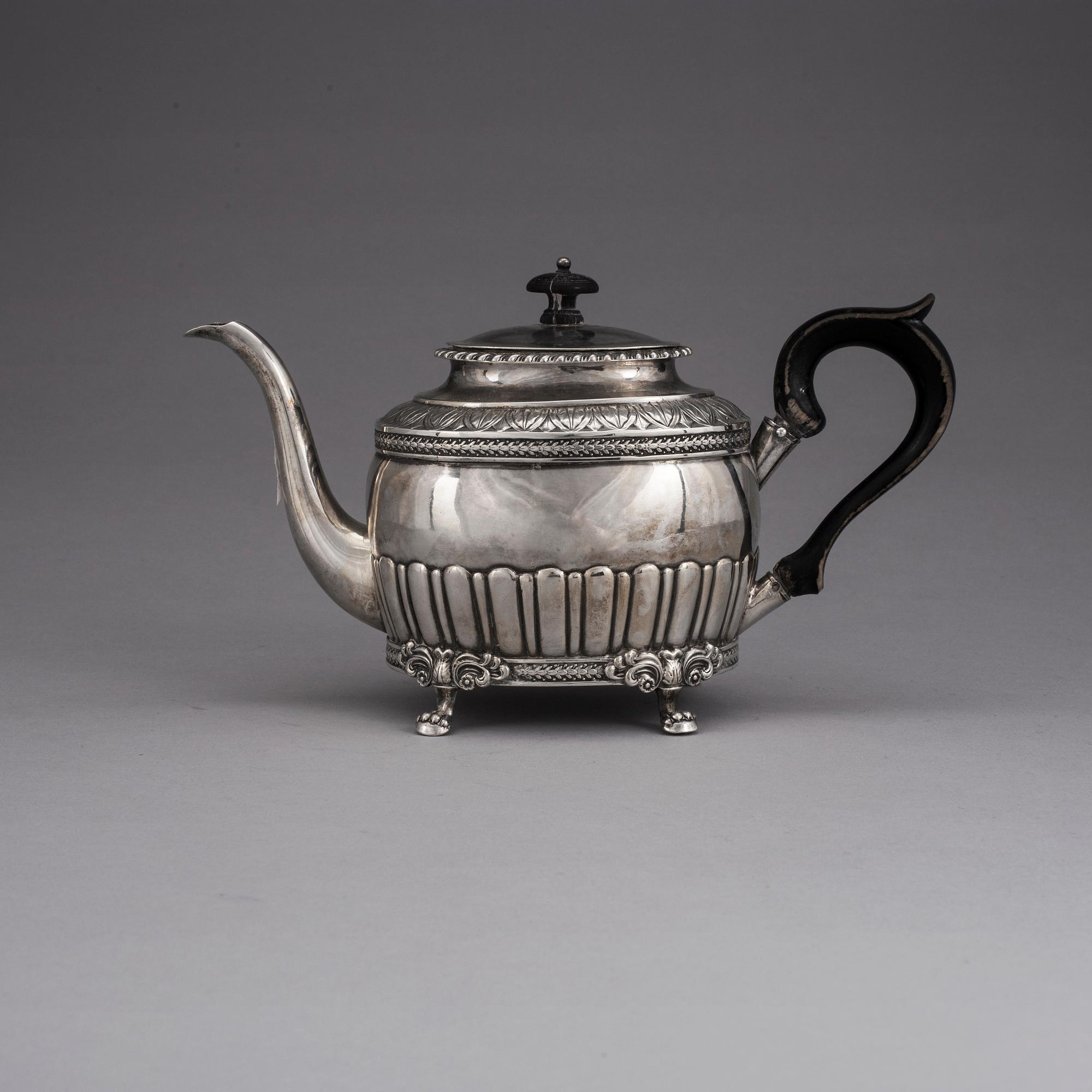 TEKANNA, silver. Empire, Johan Petter Grönvall, Stockholm 1844. Vikt ca 444 gram.