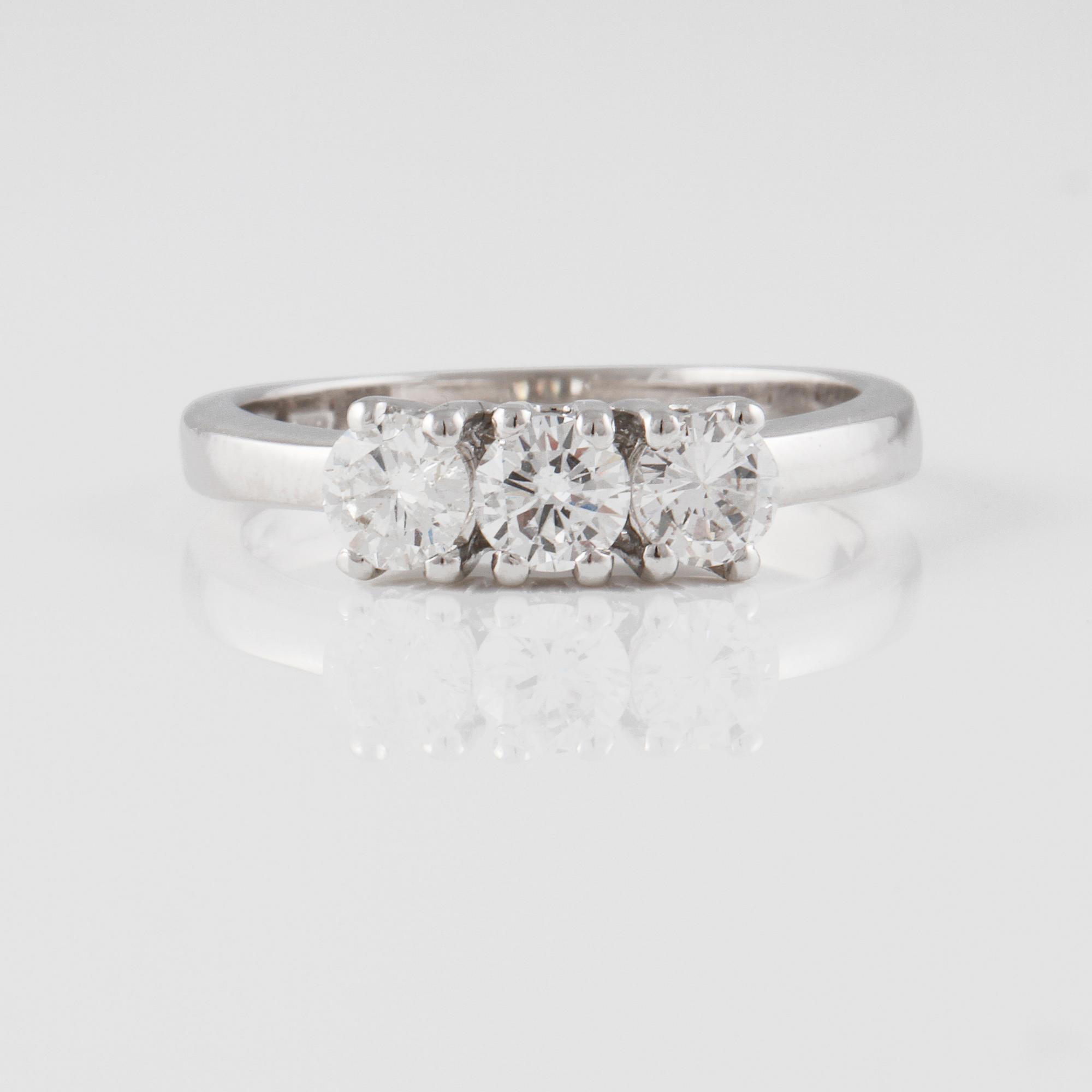 RING, 18K vitguld med briljantslipade diamanter ca 0.78 ct. Vikt 3,8 gram.