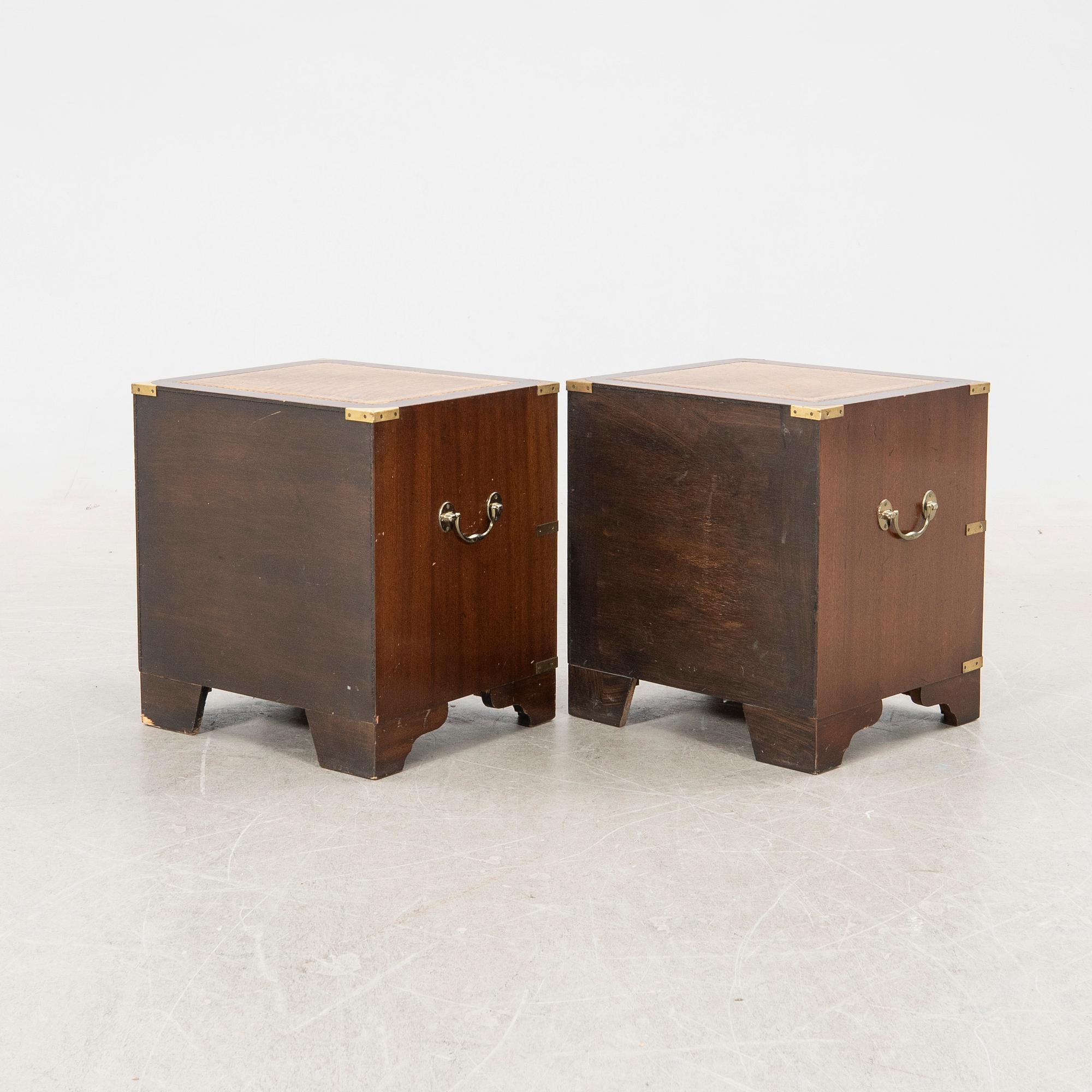 Nightstands, a pair, English style, second half of the 20th century.