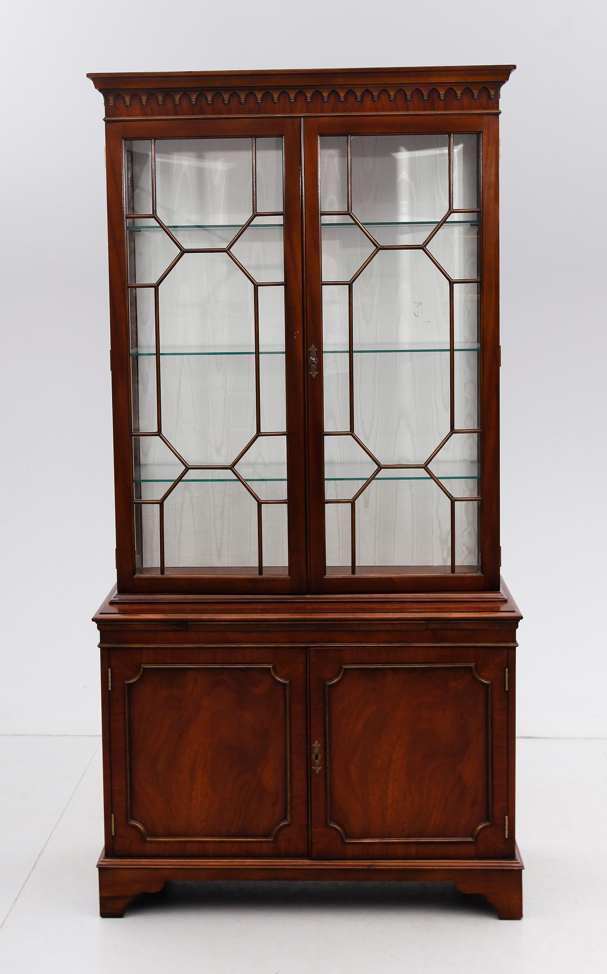 VITRINSKÅP, England, 1900-talets andra hälft.