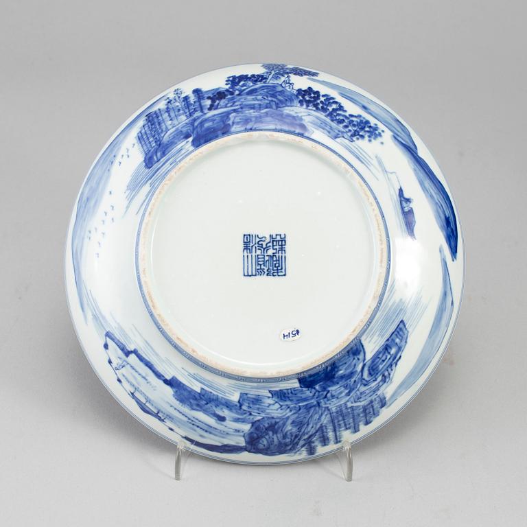 A blue and white dish, Qing dynasty, 19th Century, with seal mark.