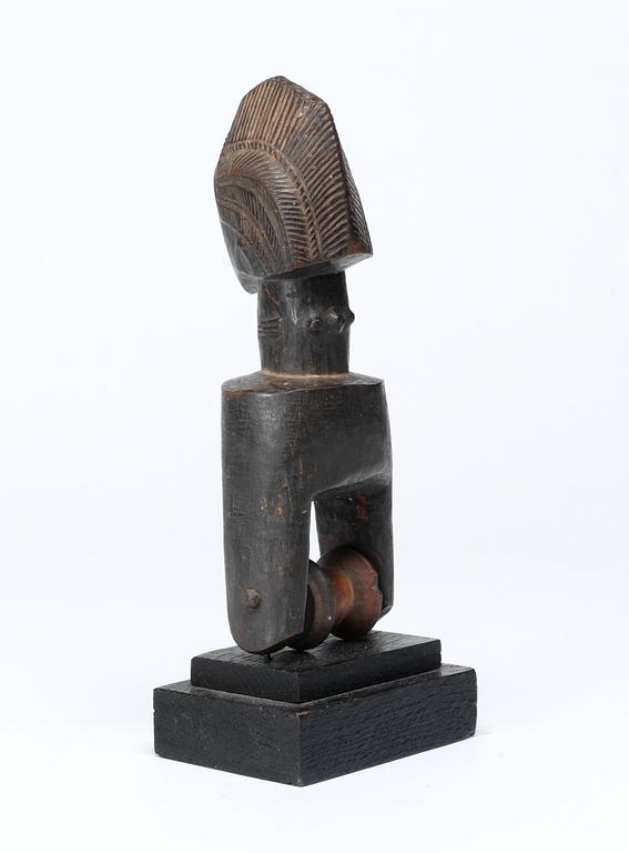 "HEDDLE PULLY" för vävning. Trä. Baoule-stammen. Côte d'Ivoire (Elfenbenskusten) omkring 1920-30. Höjd 16,5 cm.