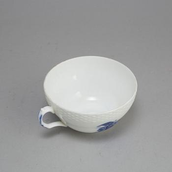TEKOPPAR MED FAT 11 st, porslin, "Blå Blomst", Royal Copenhagen.