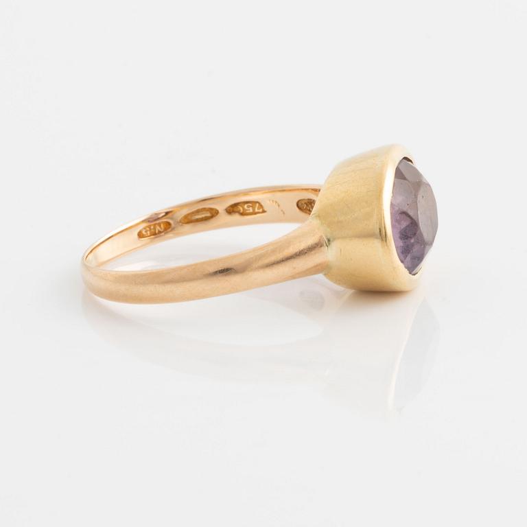 Ring in 18K gold with an oval amethyst.