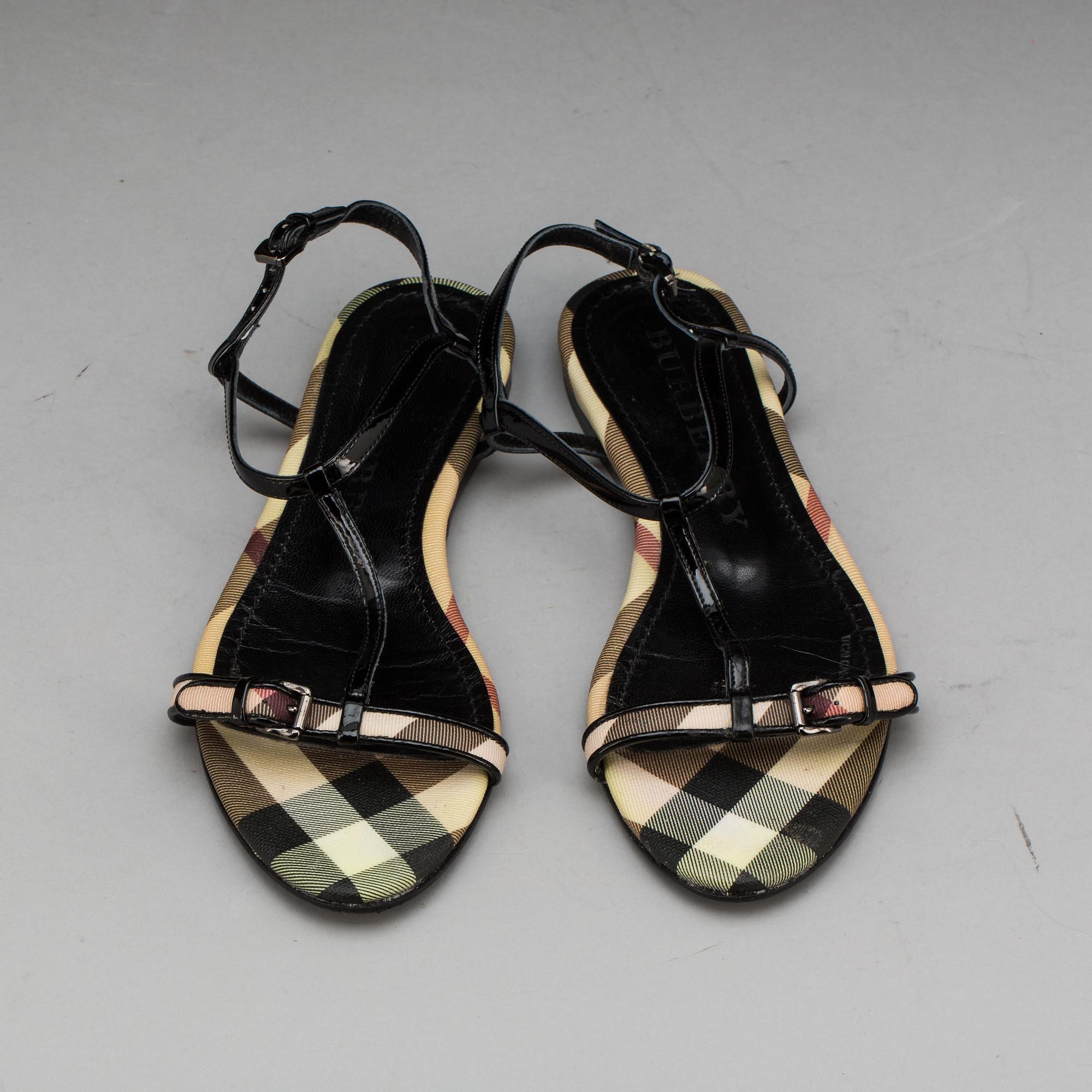 SANDALER, Burberry.