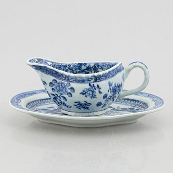 A Chinese blue and white sauceboat with stand, Qing dynasty, Qianlong (1736-95).