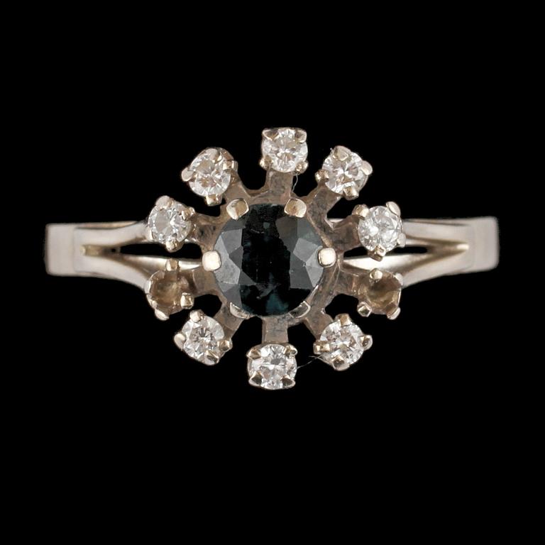 RING, 18k vitguld med fasettslipad blå safir samt 8 briljantslipade diamanter, 1900-talets tredje kvartal. Vikt 4 g.