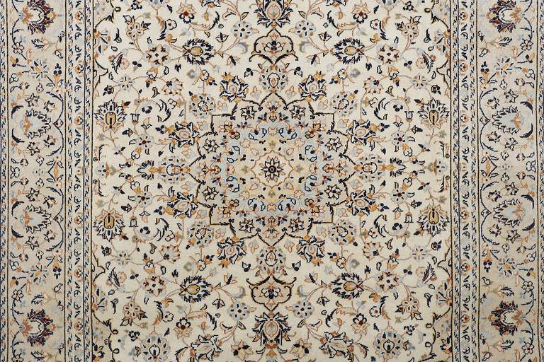 A Kashan carpet, c. 305 x 200 cm.